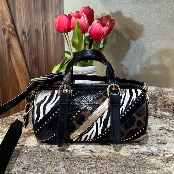 Michael Kors Handbags - Michael Kors EUC Stanton Medium East West Leather Barrel Messenger Black Multi